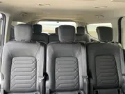 Interior del taxi con tres filas de asientos cómodos y espaciosos