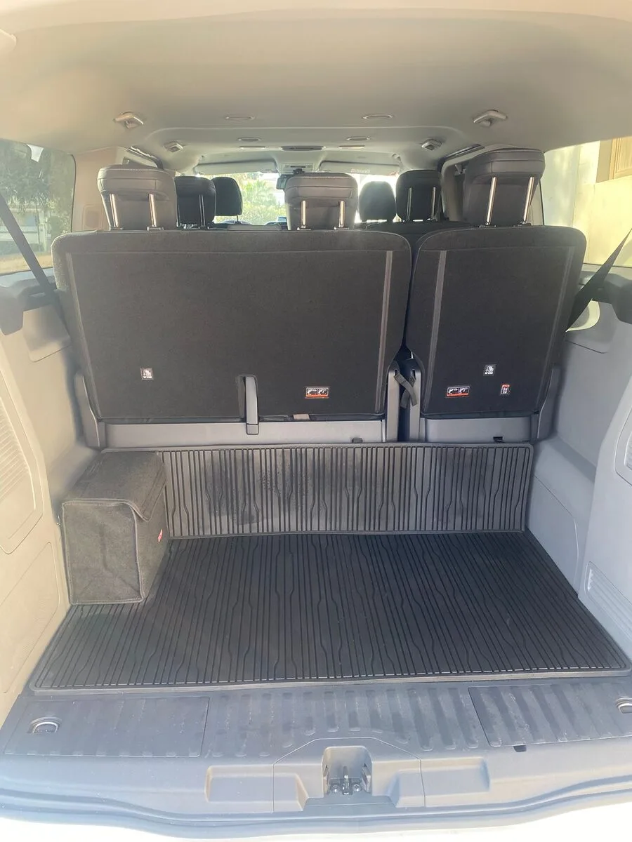 Maletero amplio del taxi nº 8, con capacidad para el equipaje de toda la familia